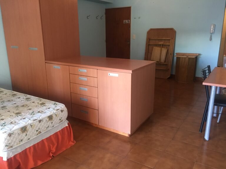 Alquiler 1 ambiente con balcon y mueble divisorio, Centro, av Corrientes y av Callao. –