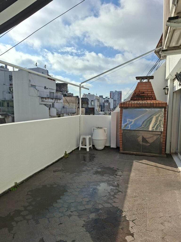 VENTA departamento de 5 ambientes con terraza y parrilla. – Valentin Gomez al 2.600 – Balvanera.-